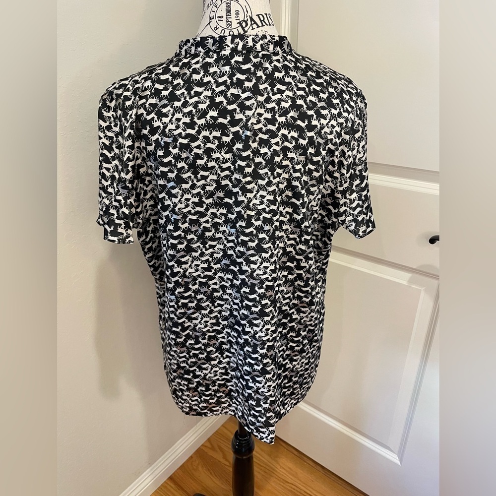 Jaclyn Smith Size Large Reindeer Silky Blouse! - Picture 2 of 8